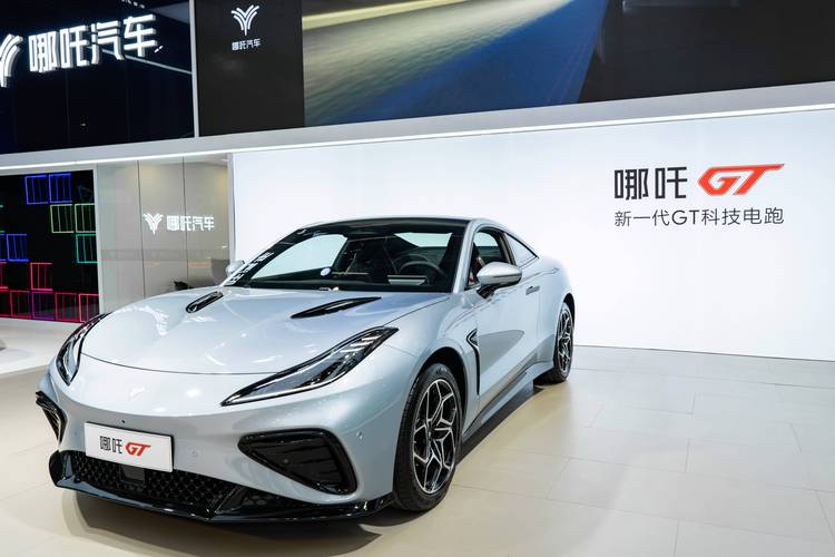 重庆218哪吒汽车在智能汽车领域的表现，领途汽车在新能源汽车市场中的影响力